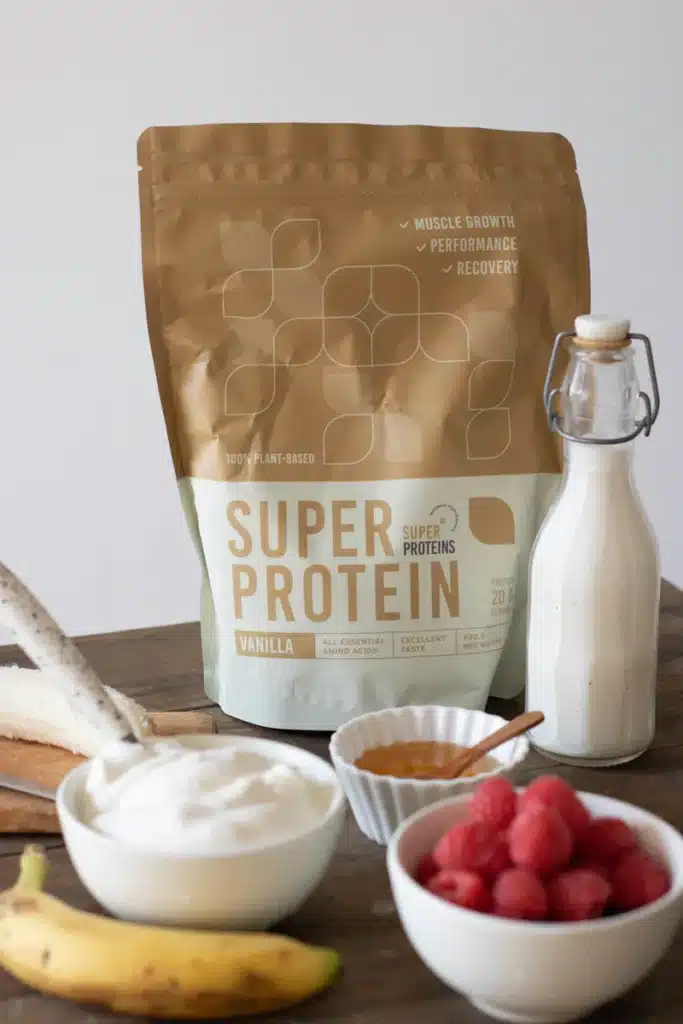 Vaniljanmakuinen Super Protein proteiinijauhe tuo smoothieeseen miellyttävän vaniljanmaun ja tietenkin paljon proteiinia.