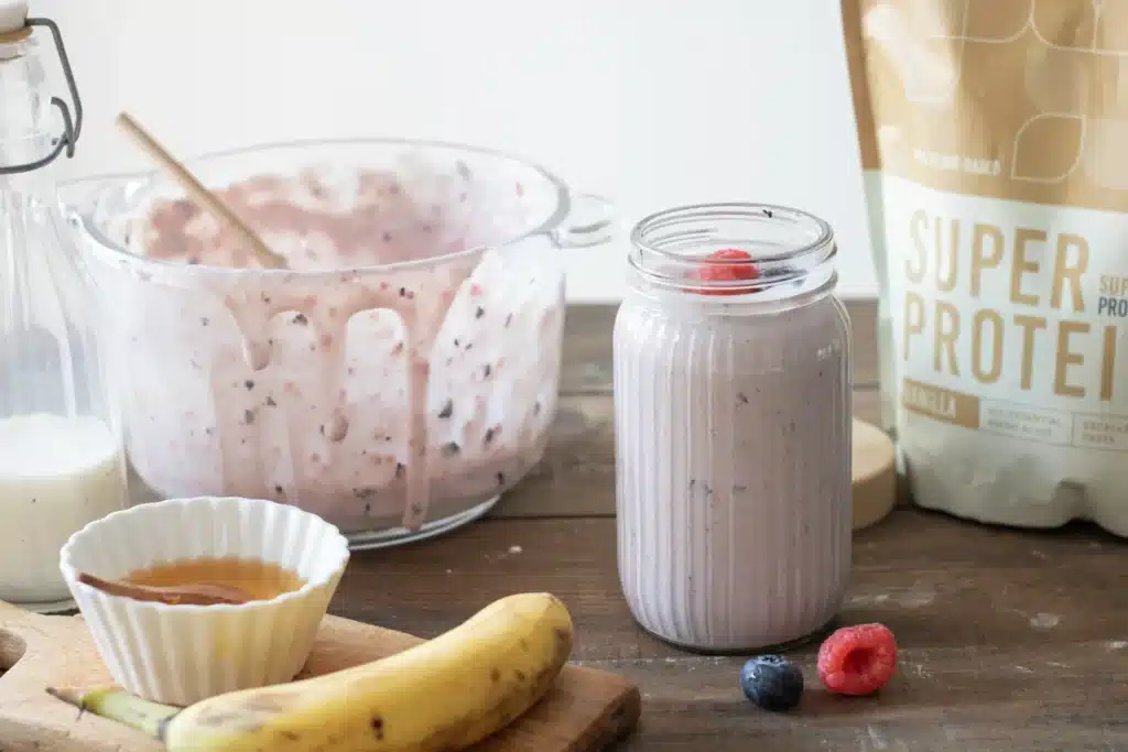 Vegaaniset Super Protein proteiinijauheet sopivat erinomaisesti smoothien sekaan.